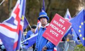 A protestor calls for a new Brexit referendum at a London demonstration. (© picture-alliance/dpa)