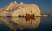 A fishing boat in the Ilulissat Icefjord in Greenland. (© picture-alliance/dpa)