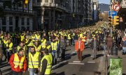 The taxi drivers on strike in Barcelona also wear yellow vests. (© picture-alliance/dpa)