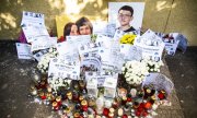 Цветы и свечи в память о Яне Куцияке и Мартине Кушнировой в Братиславе. (© picture-alliance/dpa)