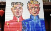 Картина с изображением Трампа и Ким Чен Ына перед гостиницей Marriott в Ханое. (© picture-alliance/dpa)