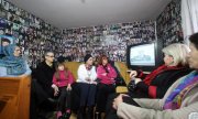 Hinterbliebene von bosnischen Kriegsopfern verfolgen das Gerichtsverfahren vor dem Fernseher. (© picture-alliance/dpa)