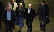 Head of the L'SNS Marian Kotleba (2nd from left) heads to the hearing in Slovakia's Supreme Court. (© picture-alliance/dpa)