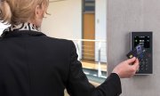 Eine Frau checkt an ihrem Arbeitsplatz ein. (© picture-alliance/dpa)