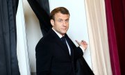 Macron, au sortir de l'isoloir, dimanche. (© picture-alliance/dpa)