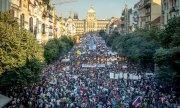 Roughly 100,000 demonstrators came out to protest on Prague's Wenceslas Square on June 4, 2019. (© picture-alliance/dpa)