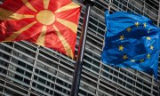 The flags of North Macedonia and the EU. (© picture-alliance/dpa)