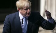 Johnson talking to the media outside 10 Downing Street on 24 July 2019. (© picture-alliance/dpa)