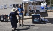 A stand of the Blue and White party outside a polling station. (© picture-alliance/dpa)