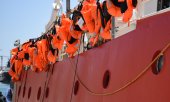 Rettungswesten auf dem deutschen Seenotrettungsschiff Lifeline, aufgenommen im Juli 2018 im Hafen von Malta. (© picture-alliance/dpa)