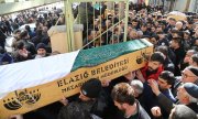 Elazığ'da depremde ölenlerin cenazeleri kaldırılıyor. (© picture-alliance/dpa)