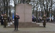 Estlands Außenminister Urmas Reinsalu hält am 2. Februar seine Festrede vor dem Kalevipoeg-Denkmal, das den Opfern des estnischen Unabhängigkeitskrieges gewidmet ist. (© picture-alliance/dpa)