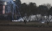 Griechische Bereitschaftspolizisten beschießen am 6. März Menschen an der
griechisch-türkischen Grenze mit Tränengas. (© picture-alliance/dpa)