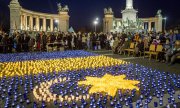 Manifestation organisée à Budapest en 2014 en faveur de l'autonomie du Pays sicule. Des bougies reproduisent le drapeau historique des Sicules. (© picture-alliance/dpa)