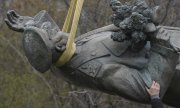 At the beginning of April the monument to Marshall Ivan Konew in Prague was taken down and transferred to a museum. (© picture-alliance/dpa)