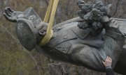 Прага, начало апреля: демонтаж памятника маршалу Коневу, который теперь размещён в музее. (© picture-alliance/dpa)