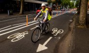 Radfahrer auf einer improvisierten Fahrradspur in Belfast. (© picture-alliance/dpa)