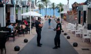 Polisler Palma de Mallorca'nın sayfiyelerinden El Arenal'de 'bira caddesi' tabir edilen sokakta devriye gezerken (16 Temmuz). (© picture-alliance/dpa)