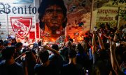 Maradona'nın Buenos Aires'te genç bir yıldız olarak oynadığı Atlético Boca Juniors'un stadyumu La Bombonera önünde yas tutan taraftarlar. (© picture-alliance/dpa/Marcos Brindicci)