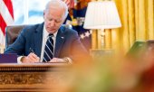 Joe Biden signing the 1.9 trillion dollar stimulus package. (© picture-alliance/Andrew Harnik)