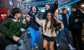 Young people partying in Manchester on April 12. (© picture-alliance/Joel Goodman)