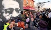 Kararın ardından Floyd'un yakınları ve destekçileri Minneapolis'te olay mahallinde toplandı (20 Nisan). (© picture-alliance/dpa)