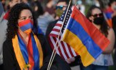 A woman at the annual memorial service for Armenian victims in Boston. According to official estimates, at least 500,000 people of Armenian origin live in the US. (© picture-alliance/dpa)