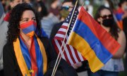 Eine Frau bei der jährlichen Gedenkfeier für die armenischen Opfer in Boston. In den USA leben nach offiziellen Schätzungen mindestens rund 500.000 Menschen armenischer Herkunft. (© picture-alliance/dpa)