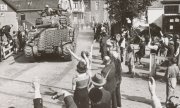 Müttefik kuvvetleri Ede kentinde sevinçle karşılanırken (24 Nisan 1945). (© picture-alliance/dpa)