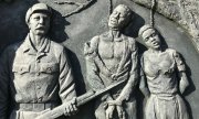 The genocide memorial in Windhoek. (© picture-alliance/Jürgen Bätz)