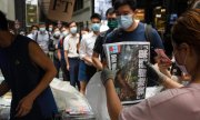 Hongkonger stehen am 24. Juni für die letzte Apple-Daily-Ausgabe an. (© picture-alliance/Ivan Abreu)