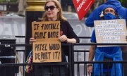 "Futbol evine dönse Patel onu da sınırdışı eder": İltica hukukunun katılaştırılmasına ve yeni polis yasasına karşı Londra'daki protestolar (5 Temmuz 2021). (© picture-alliance/Vuk Valcic)