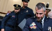 Трое сотрудников службы безопасности Капитолия после выступления в суде 27 июля. (© picture-alliance/Эндрю Кабальеро-Рейнольдс)