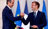 Yunanistan Başbakanı Kiriakos Miçotakis ve Fransa Cumhurbaşkanı Emmanuel Macron. (© picture alliance/AP/Ludovic Marin)