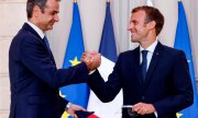Yunanistan Başbakanı Kiriakos Miçotakis ve Fransa Cumhurbaşkanı Emmanuel Macron. (© picture alliance/AP/Ludovic Marin)