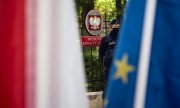 The Polish and EU flags outside the court in Warsaw during protests on 31 August. The decision was postponed several times. (© picture alliance/ZUMAPRESS.com/Attila Husejnow)