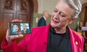 Председатель Нобелевского комитета Берит Рейсс-Андерсен демонстрирует фотографии лауреатов Нобелевской премии мира этого года. (© picture-alliance/ASSOCIATED PRESS/Хайко Юнге)