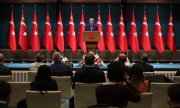 Bei der Pressekonferenz nach der Kabinettssitzung am Montag, 25. Oktober, stellte Erdoğan die Entwicklung als außenpolitischen Erfolg dar. (© picture alliance/AA/Murat Kula)