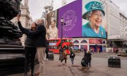 Le titre officiel de la reine est "Elizabeth II, reine de droit divin du Royaume-Uni et d'Irlande du Nord ainsi que d'autres Etats souverains, de leurs territoires et dépendances, chef du Commonwealth et défenseur de la foi." (© picture alliance/ASSOCIATED PRESS/Alberto Pezzali)