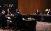 Слева - глава российского МИДа Лавров, в центре - министр иностранных дел Турции Чавушоглу, справа - министр иностранных дел Украины Кулеба. (© picture-alliance/ASSOCIATED PRESS/Джем Оздель)