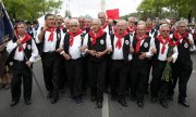 2015'te Karanfil Devrimi'nin yıldönümü dolayısıyla düzenlenen kutlamalar. (© picture alliance/AP Photo/Armando Franca)