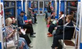 Passagiere in einem anlässlich des 350. Geburtstags von Zar Peter dem Großen neu gestalteten Metro-Zug in Moskau am 6. Juni. (© picture alliance/dpa/TASS  Alexander Shcherbak)
