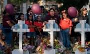 Children and parents mourn the victims in Uvalde. (© picture alliance/ASSOCIATED PRESS/Jae C. Hong)