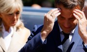 Президент Франции Макрон с супругой перед голосованием, коммуна Ле-Туке-Пари-Плаж, 12 июня 2022 года. (© picture alliance/ASSOCIATED PRESS/Людовик Марен)