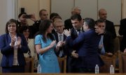 Le Premier ministre, Kiril Petkov (au centre), applaudi en dépit de la motion de censure. (© picture alliance / ASSOCIATED PRESS  Valentina Petrov)