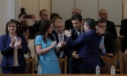 Le Premier ministre, Kiril Petkov (au centre), applaudi en dépit de la motion de censure. (© picture alliance / ASSOCIATED PRESS  Valentina Petrov)