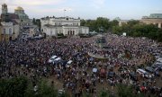 Aufgeregte Stimmung vor dem Parlamentsgebäude in Sofia, nachdem am 22.6.2022 der Premier Petkow zurückgetreten war. (© picture alliance / ASSOCIATED PRESS / Valentina Petrova)