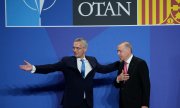 Nato-Generalsekretär Stoltenberg (links) und der türkische Präsident Erdoğan am 29. Juni 2022 beim Nato-Gipfel in Madrid. (© picture alliance/ASSOCIATED PRESS/Christophe Ena)