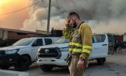 A dejected firefighter on July 17, 2022, in Losacio, Spain.  (© picture alliance/Europa Press/ABACA)