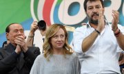 Meloni between Berlusconi (l) and Salvini (r) at a protest event in autumn 2019. (© picture alliance / abaca  Vandeville Eric/ABACA)